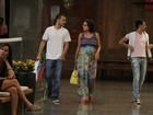 Regiane Alves exibe o barrigão de gravidez em passeio com o marido