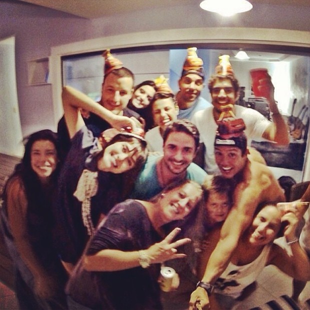  Caio Castro com Maria Casadevall e amigos no dia do seu aniversário (Foto: Instagram / Reprodução)