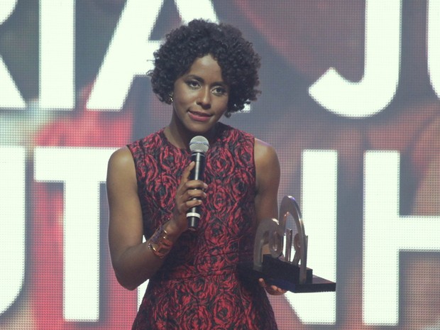 Maria Júlia Coutinho em premiação no Rio (Foto: Isac Luz/ EGO)