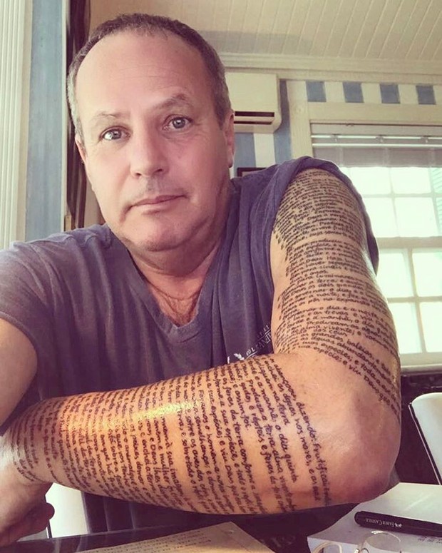 Jayme Monjardim fecha o braço esquerdo com tatuagem bíblica sobre o Gênesis (Foto: Reprodução / Instagram)