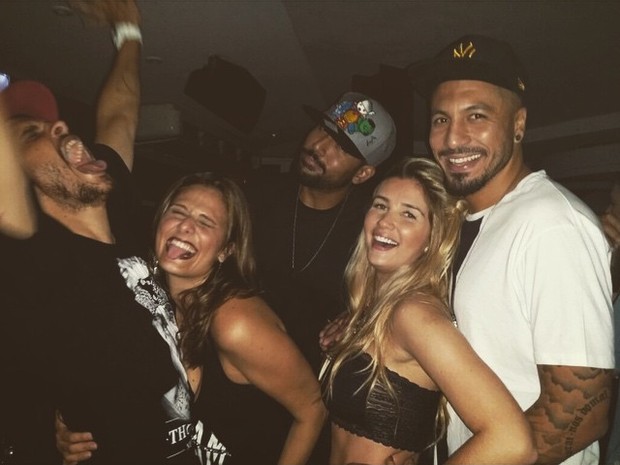 Ex-BBBs Aline e Fernando com amigos em festa no Rio (Foto: Instagram/ Reprodução)
