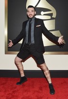 Comediante Elton Castee exibe depilação bizarra no Grammy 2015