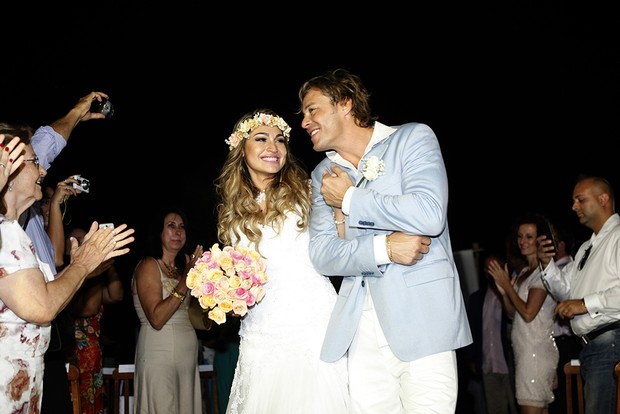 Theo Becker e Raphaela Lamim se casaram em Grumari, Zona Oeste do Rio (Foto: Marcos Serra Lima/EGO)