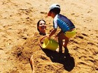 Wanessa posta foto sendo enterrada na areia pelo filho José Marcus