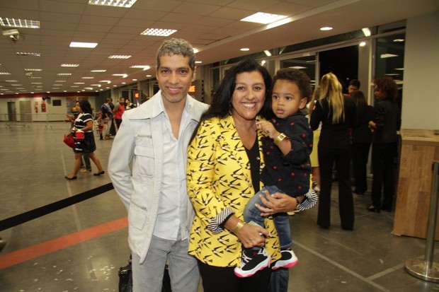 Regina Casé com o marido, Estevão Ciavatta, e o filho, Roque (Foto: Roberto Valverde/PhotoRioNews)