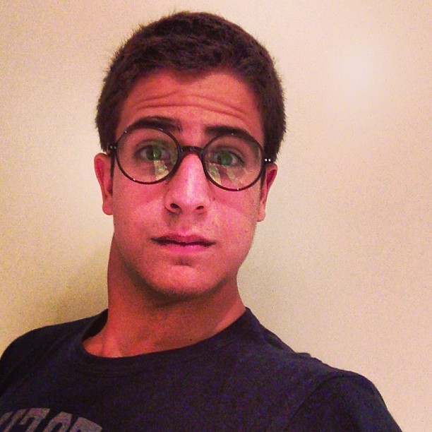 Enzo posa de óculos (Foto: Instagram/ Reprodução)