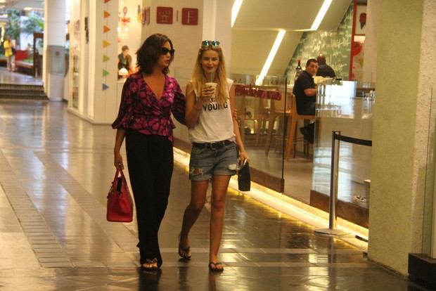 Luiza Brunet e a filha, Yasmin, passeiam em shopping do Rio (Foto: Daniel Delmiro / AgNews)