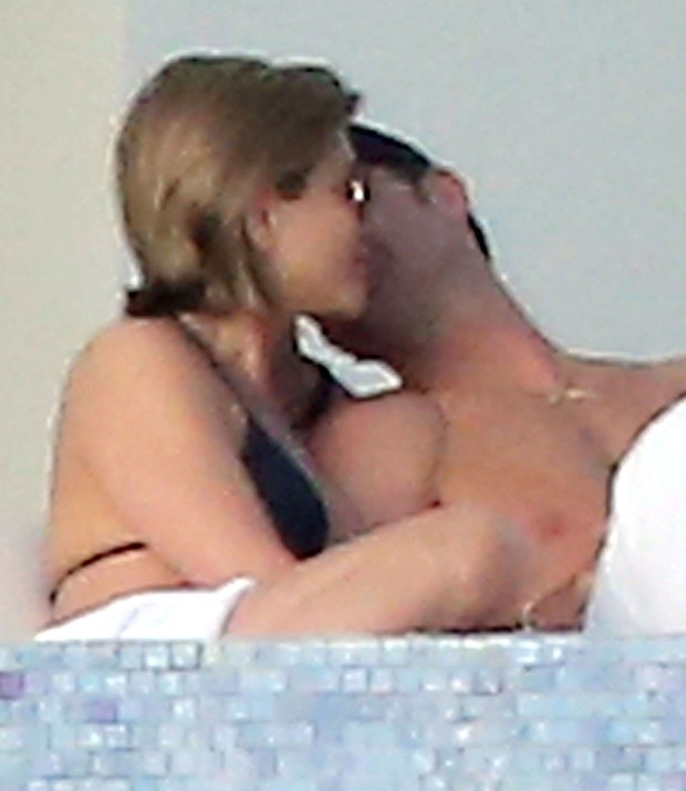 Jennifer Aniston com o namorado, Justin Thearoux (Foto: Grosby Group/Agência)