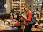 Letícia Spiller vai a livraria no Rio