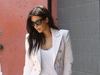 Kim Kardashian vai às compras com calça com rasgos gigantes