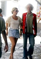 Kate Moss economiza no tamanho da saia e mostra parte do bumbum 