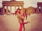 Sophia Abrahão e Fiuk posam apaixonados em Berlim 