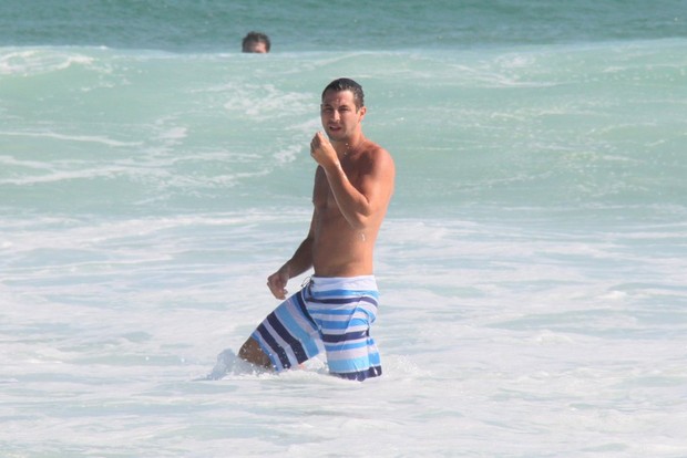 Ex-bbb Emanuel na praia da Barra da Tijuca, RJ (Foto: Gabriel Rangel / Agnews)