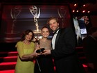 Fernanda Rodrigues posa ao lado de colegas com troféu do Emmy