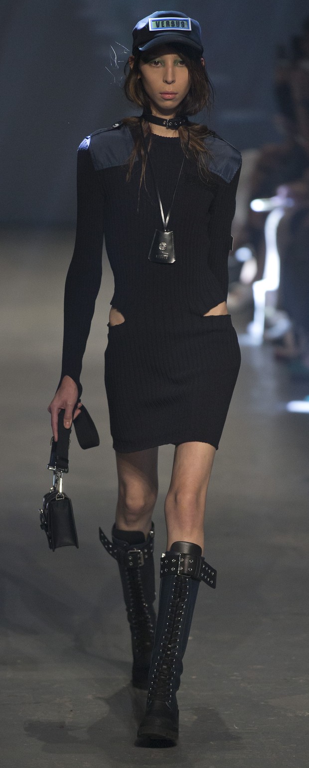 Donatella Versace leva modelo bem magras na abertura do  London Fashion Week e gera polêmica (Foto: AFP)
