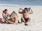 Cercado de amigos, Thiago Martins curte praia no Rio