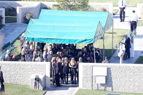 Amigos e familiares no funeral de Paul Walker (Foto: AKM-GSI / AKM-GSI )