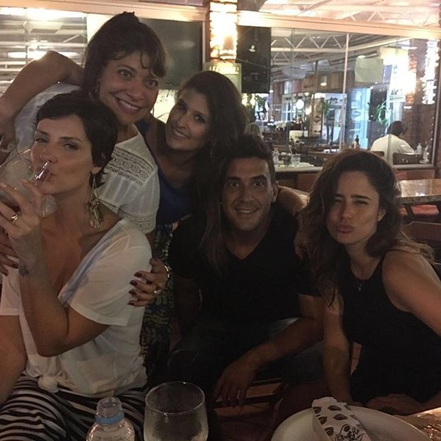 Camila Rodrigues, André Marques e Fernanda Vasconcellos com amigas (Foto: Instagram/ Reprodução)