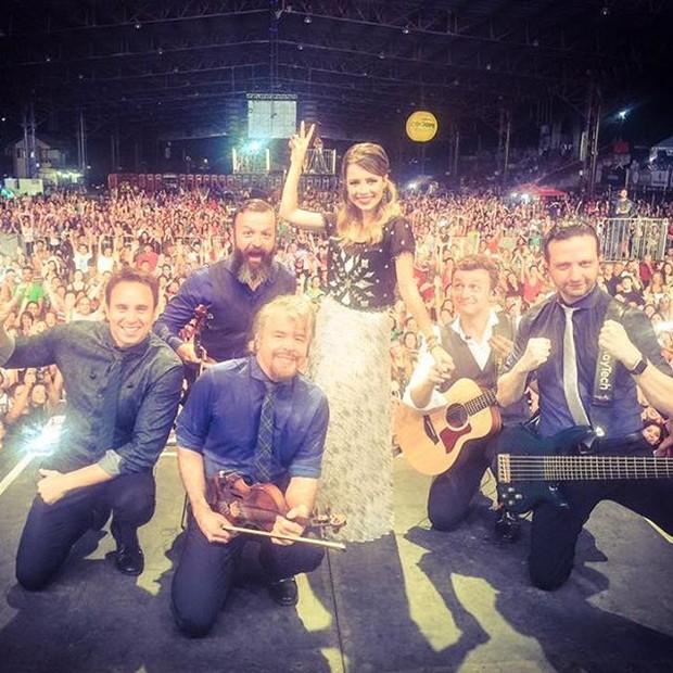 Sandy com a Família Lima em show na Festa Nacional da Uva (Foto: Reprodução/Instagram)