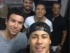 Neymar dá 'rolezinho com os brothers' após caxumba