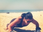 Priscila Pires mostra treino funcional na praia