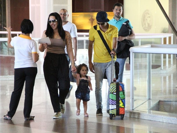 Perlla com a família no aeroporto (Foto: Rodrigo dos Anjos/AG. News)