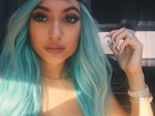 Kylie Jenner faz selfie e decote chama atenção