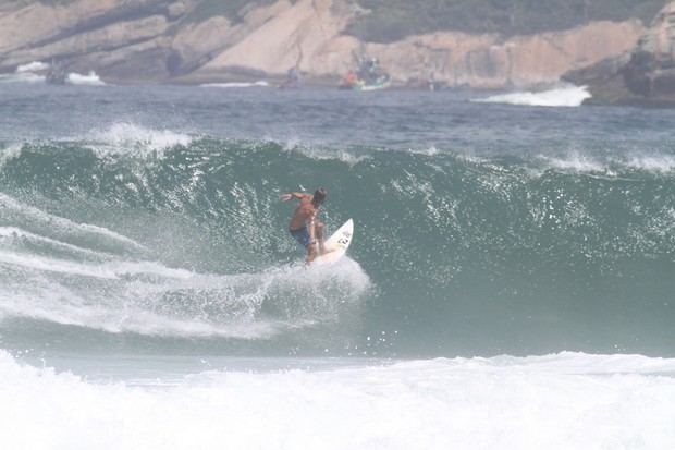 Paulinho Vilhena surfa em praia no Rio de Janeiro (Foto: Dilson Silva / Agnews)