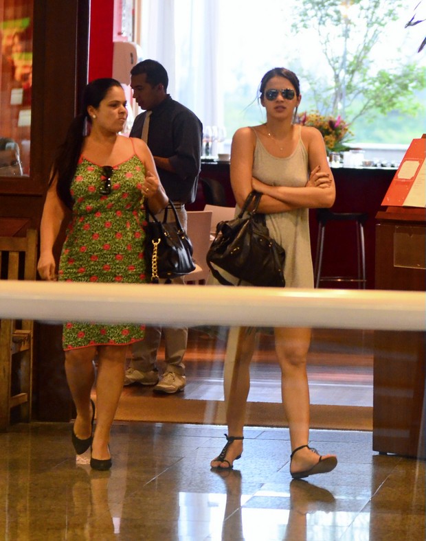 Bruna Marquezine em shopping no RJ (Foto: Henrique Oliveira / Agnews)