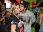 Caio Castro faz a festa de fãs e distribui simpatia e beijos