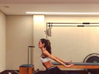 Izabel Goulart mostra elasticidade em aula de pilates