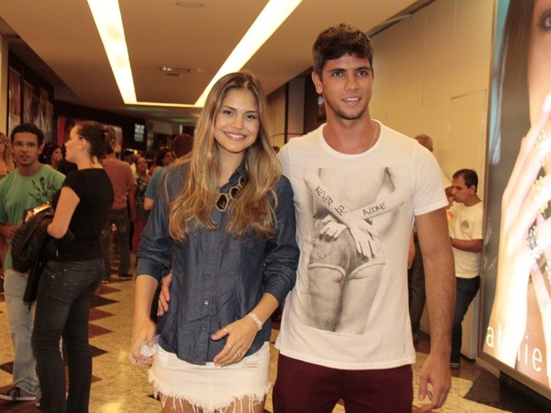 Jéssika Alves com o namorado, Thiago Blanco, em estreia de peça no Rio (Foto: Isac Luz/ EGO)