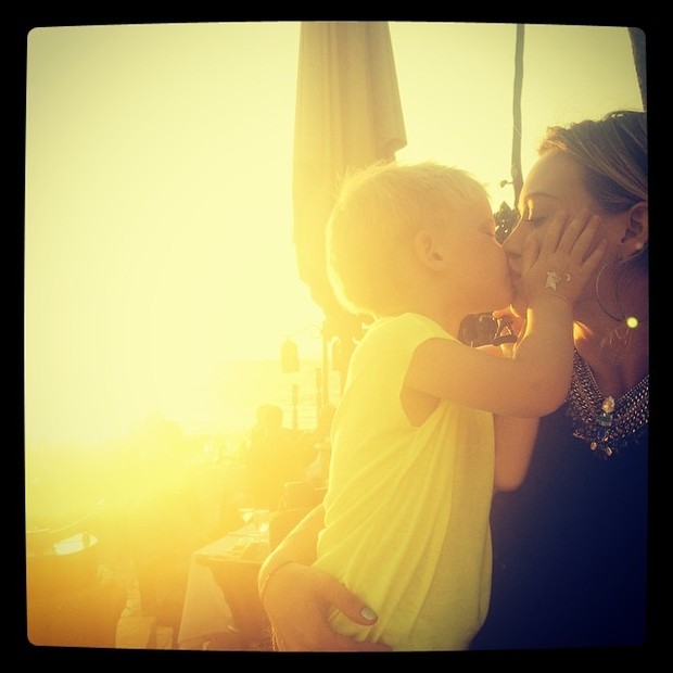 Hilary Duff beija o filho, Luca (Foto: Instagram/ Reprodução)