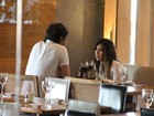 Daniele Suzuki almoça com amigo em shopping do Rio