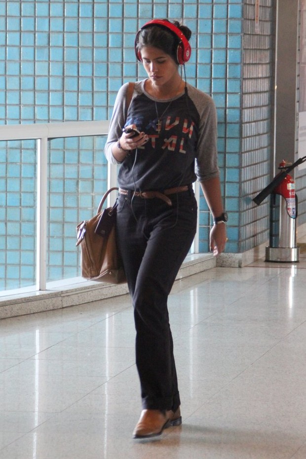 Antonia Morais em aeroporto no Rio de Janeiro (Foto: Rodrigo dos Anjos / AgNews)