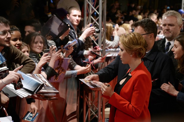Scarlett Johansson na premiere de Capitão América em Londres (Foto: AFP / Agência)