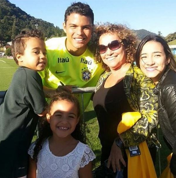 Família de Ronaldo Fênomeno tira foto com Thiago Silva  (Foto: Instagram / Reprodução)
