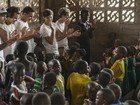 One Direction visita crianças em escola da África