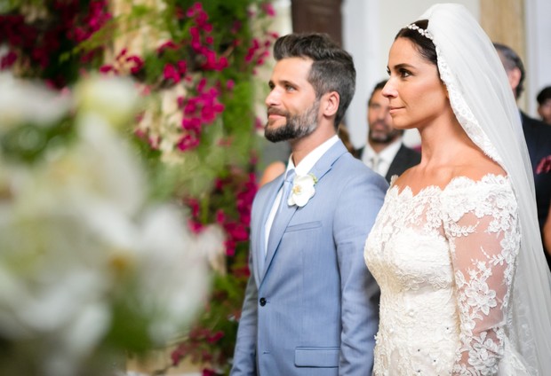 Giovanna Antonelli e Bruno Gagliasso gravam cena de casamento em Sol Nascente (Foto: Globo/Tata Barreto)