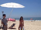 Juliana Paiva faz ensaio de biquíni na praia