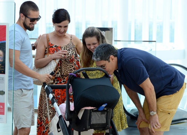 Fátima Bernardes e William Bonner encontram Rafael Cardoso e família (Foto: Marcus Pavão / AgNews)