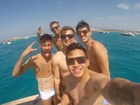 De cinta e sunga branca, Neymar curte sol de Ibiza com amigos