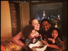 Na cozinha, Mariah Carey se diverte com os filhos e o marido