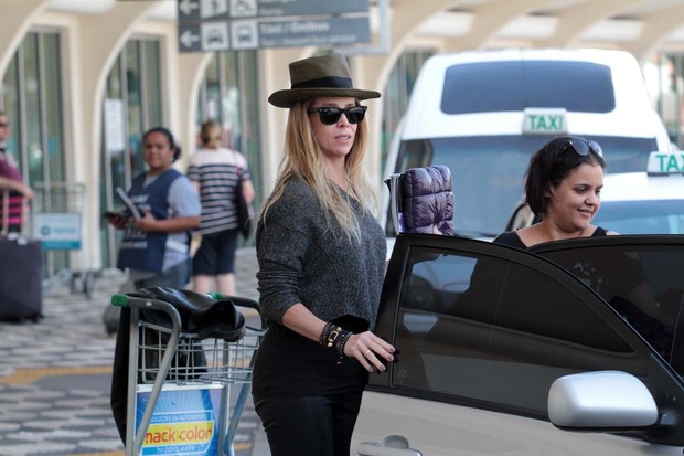 Danielle Winits no aeroporto (Foto: Orlando Oliveira / AgNews)