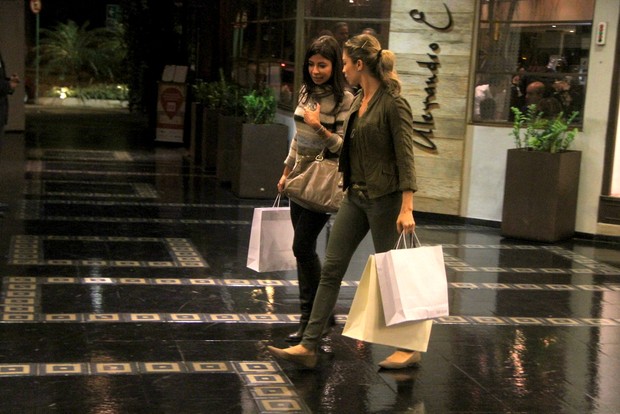 Grazi Massafera com Ana Lima em shopping do Rio (Foto: Daniel Delmiro/Ag News)