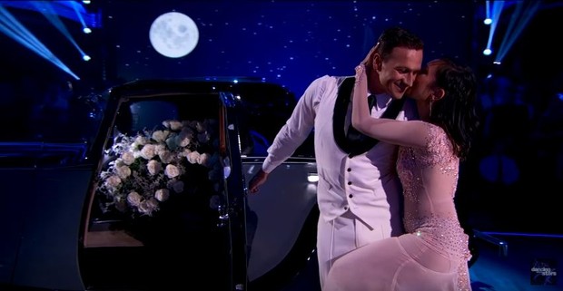 Ryan Lochte e Cheryl Burke durante apresentação de dança (Foto: Reprodução / Youtube / Dancing with the Stars)
