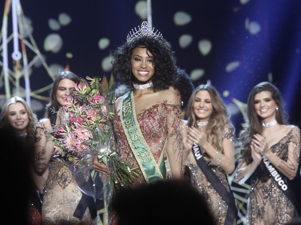 Raissa Santana, do Paraná, recebe a coroa de Miss Brasil 2016 em São Paulo (Foto: Celso Tavares/ EGO)