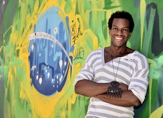 Vinícius Romão posa na Lapa, Rio (Foto: Roberto Teixeira/EGO)