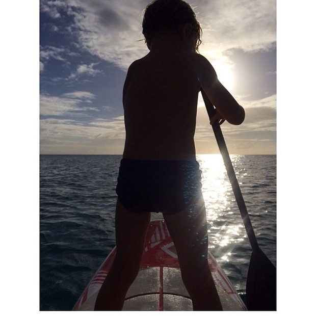 Filho de Angélica e Luciano Huck pratica stand up paddle (Foto: Instagram/ Reprodução)