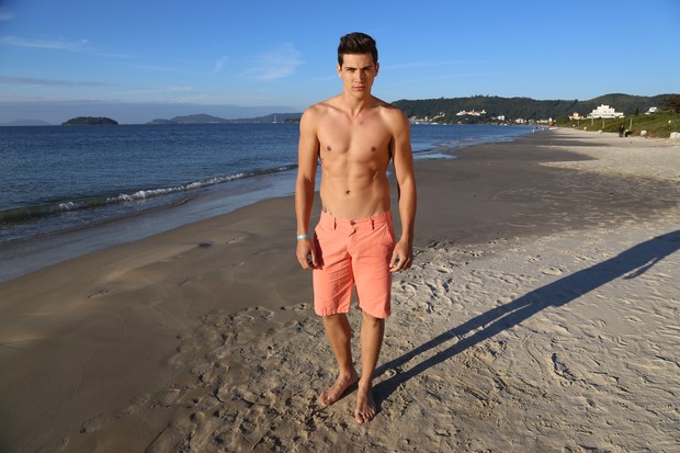 Carlos Franco, Mister Brasil 2016, em ensaio na praia (Foto: Aliram Campos/divulgação)
